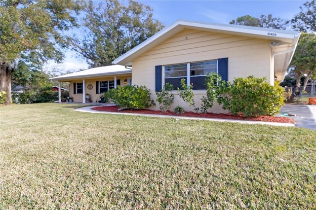 view of front of house featuring a front lawn