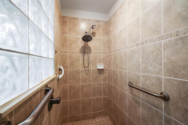 bathroom featuring a tile shower