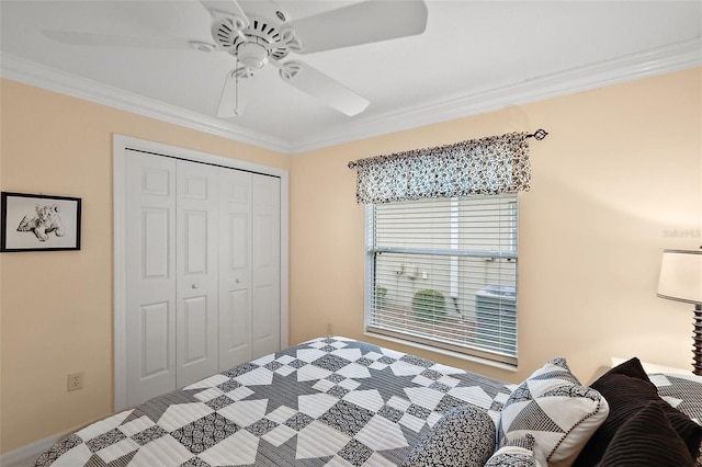 bedroom with ceiling fan, crown molding, and a closet