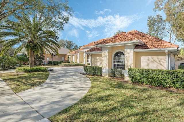 view of front of home featuring a front lawn