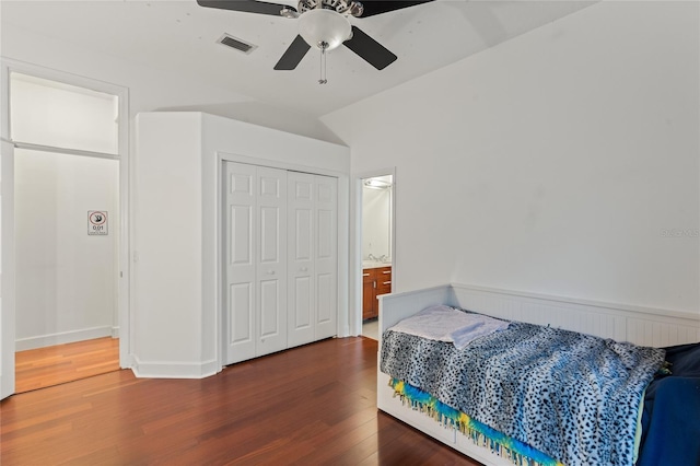 bedroom featuring ceiling fan, dark hardwood / wood-style floors, and a closet