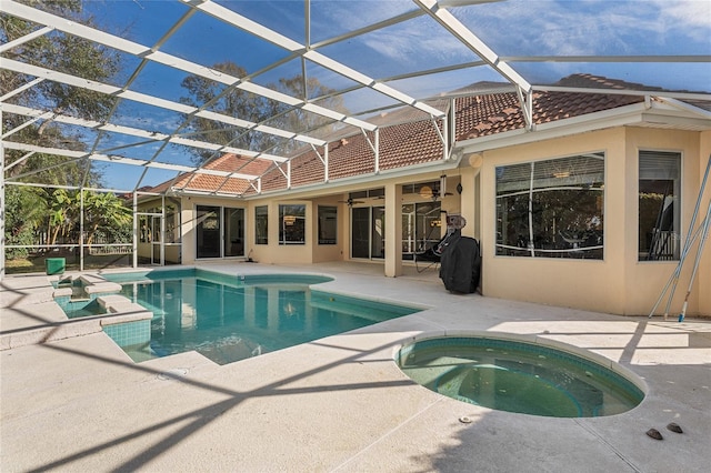 view of swimming pool with a lanai, a patio, ceiling fan, and an in ground hot tub