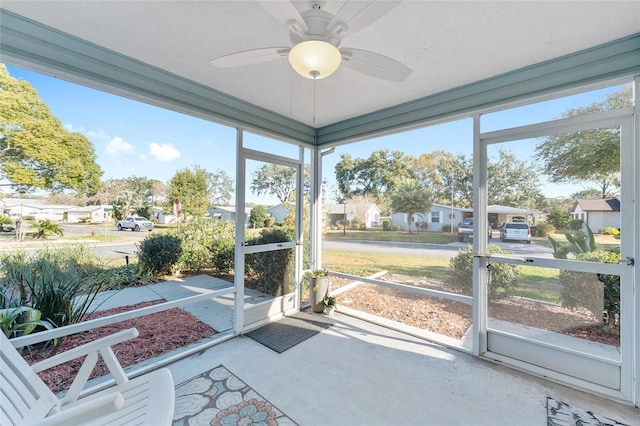 sunroom with ceiling fan