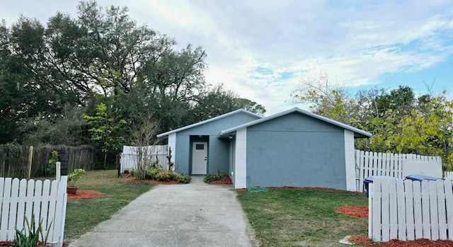 view of front of house with a front yard