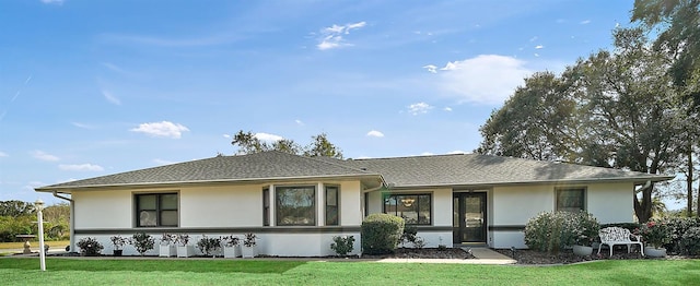 view of front of property featuring a front yard