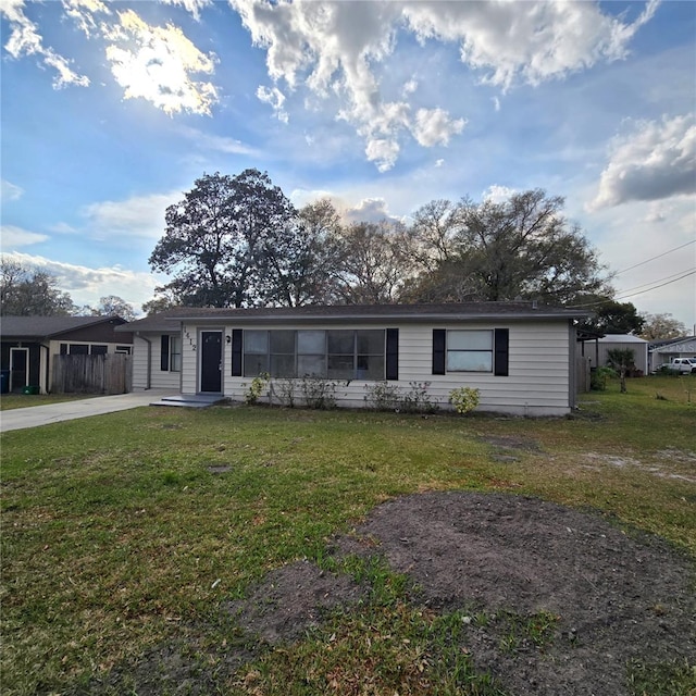 ranch-style house featuring a front yard