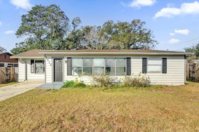 ranch-style home featuring a front lawn