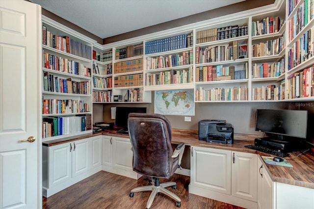 office featuring dark wood-type flooring and built in desk