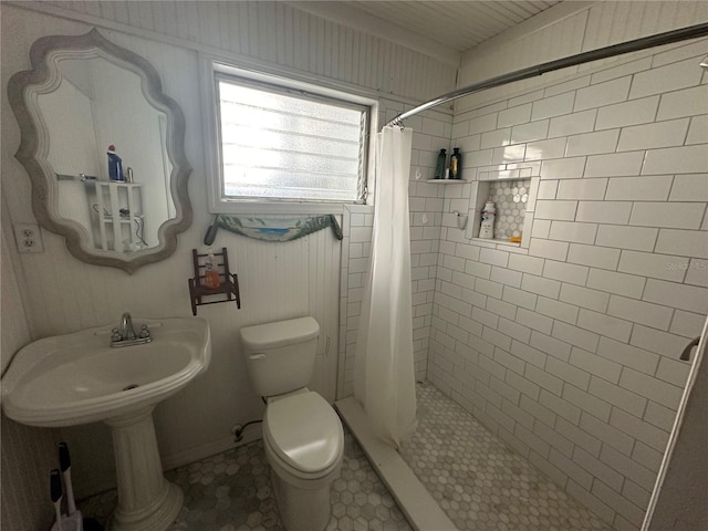 bathroom featuring toilet and a shower with curtain