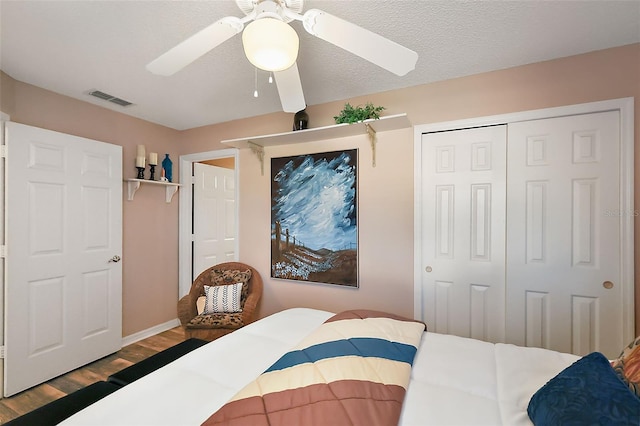 bedroom featuring ceiling fan, hardwood / wood-style floors, a closet, and a textured ceiling