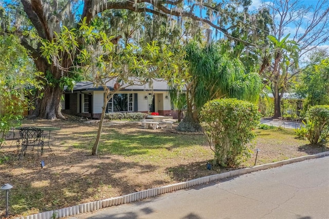 view of front of home featuring a front lawn