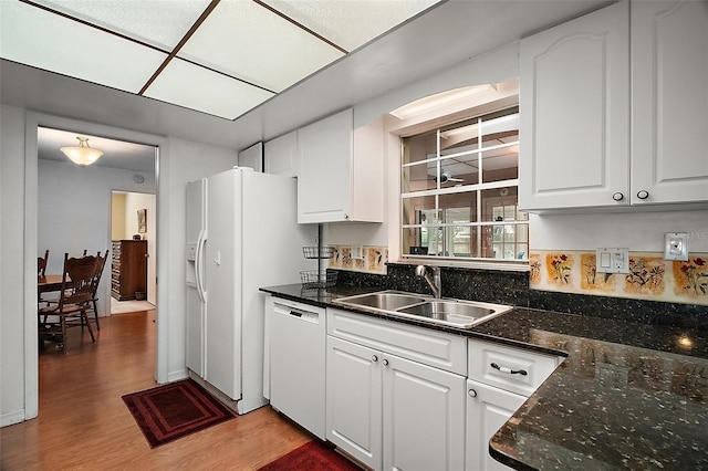 kitchen featuring a sink, light wood-style floors, white cabinetry, a ceiling fan, and white appliances
