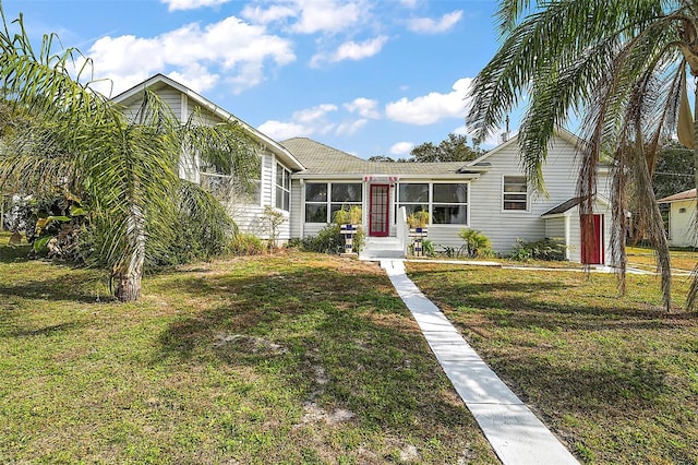 view of front facade featuring a front yard