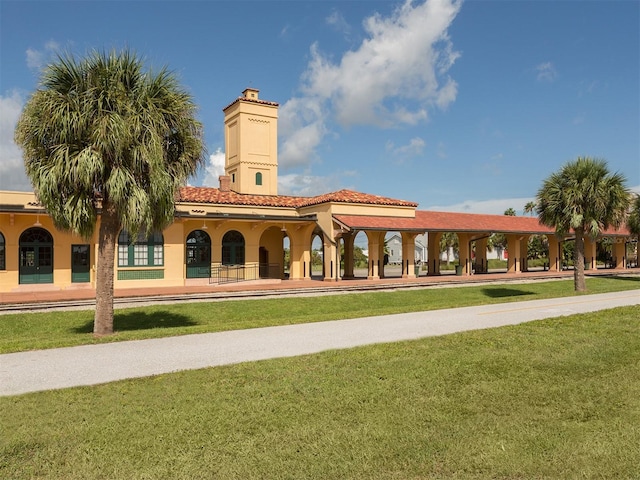 view of property's community featuring a lawn