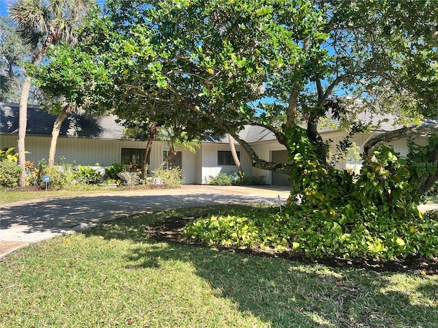 view of front of property featuring a front yard