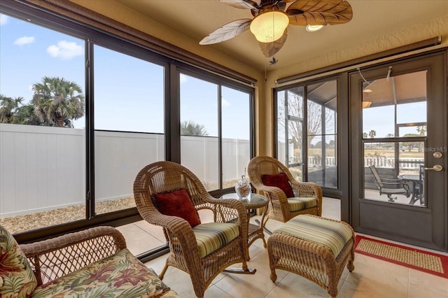 sunroom with ceiling fan