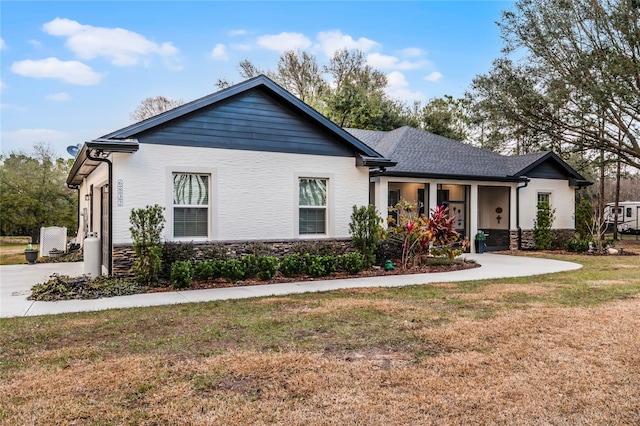 view of front of home with a front lawn