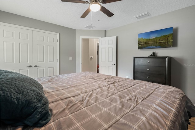 bedroom featuring ceiling fan, a textured ceiling, and a closet