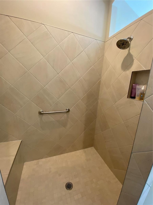 bathroom featuring tiled shower