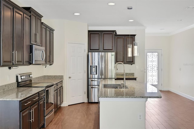 kitchen with sink, crown molding, stainless steel appliances, an island with sink, and dark hardwood / wood-style flooring