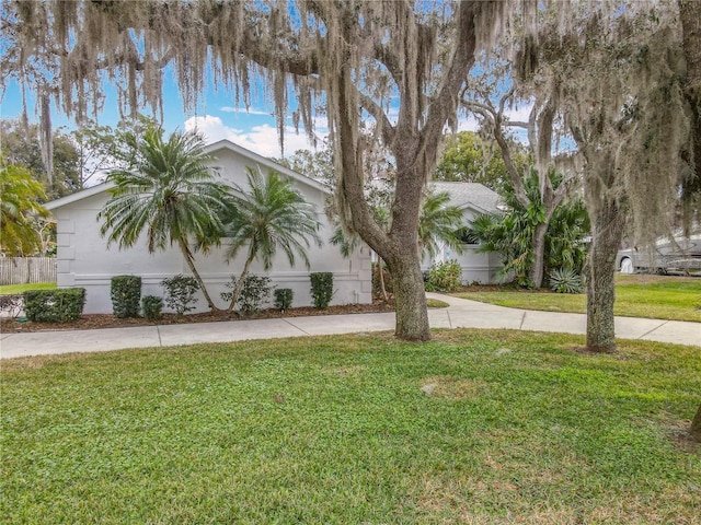 view of front of property featuring a front lawn