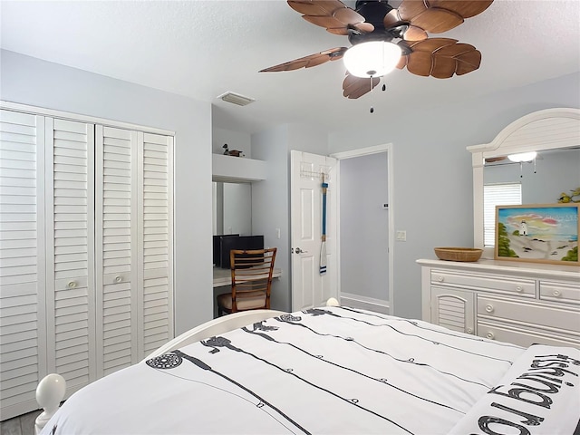 bedroom featuring ceiling fan, a closet, and a textured ceiling