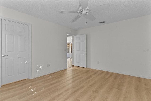 unfurnished bedroom featuring ceiling fan, a textured ceiling, and light wood-type flooring