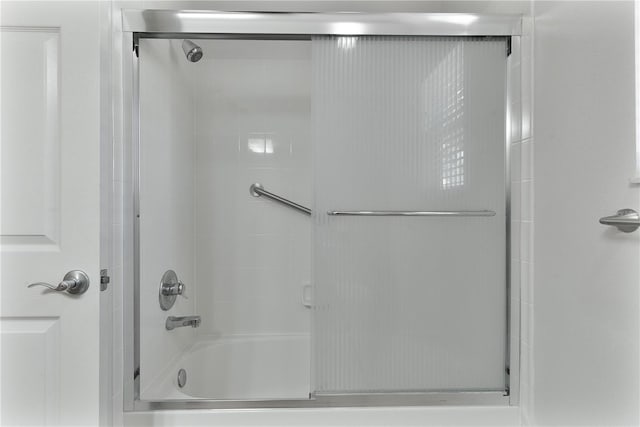 bathroom with enclosed tub / shower combo