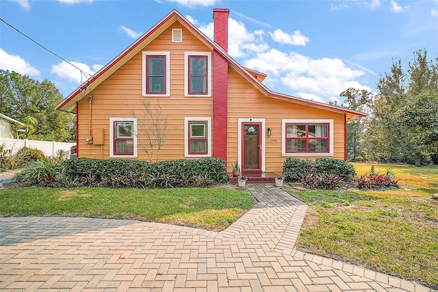 view of front of home featuring a front lawn