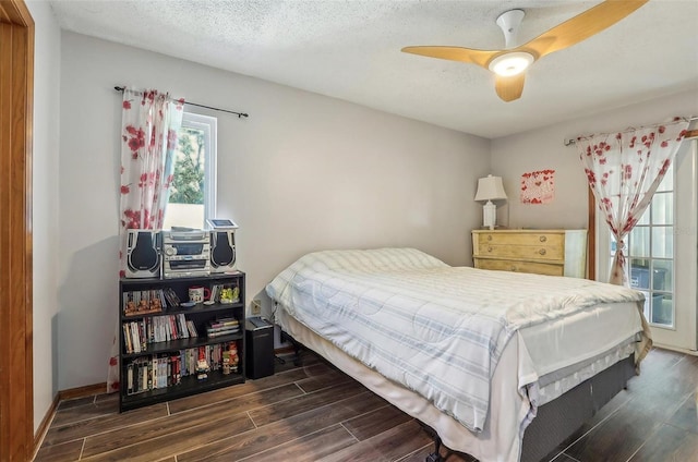 bedroom featuring ceiling fan and a textured ceiling