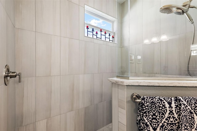 bathroom featuring tiled shower