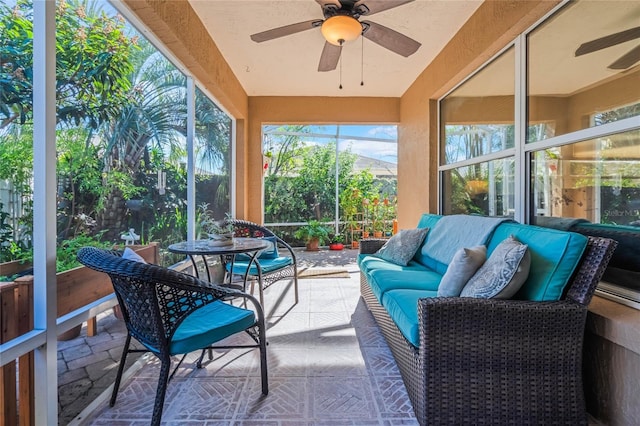 sunroom with ceiling fan