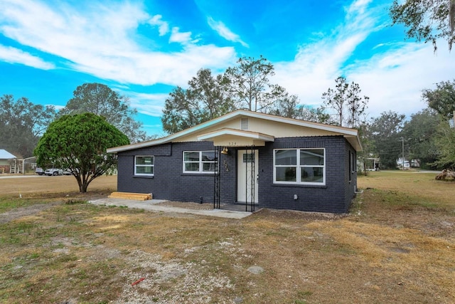 view of front of property featuring a front yard