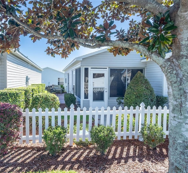 view of front of home with a fenced front yard