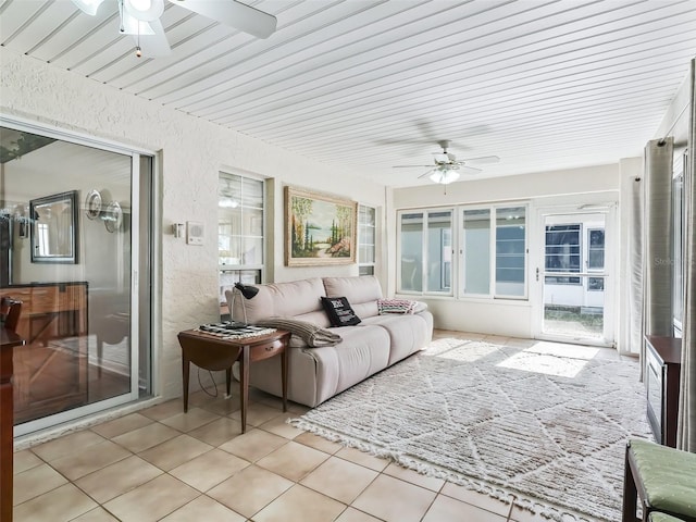 sunroom with ceiling fan