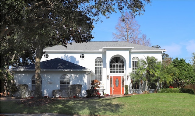 view of front of property featuring a front yard