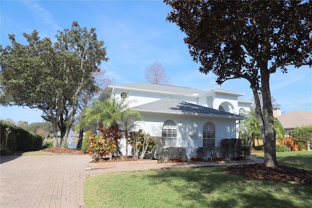 view of front facade featuring a front lawn