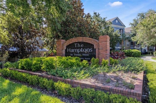 view of community / neighborhood sign