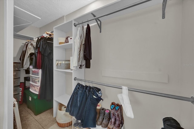 spacious closet featuring light tile patterned floors