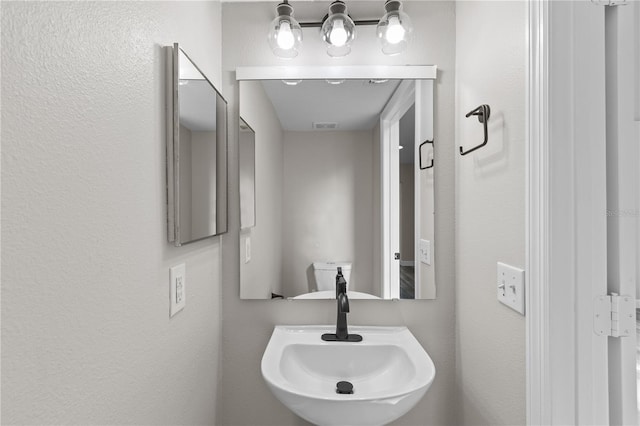 bathroom featuring sink