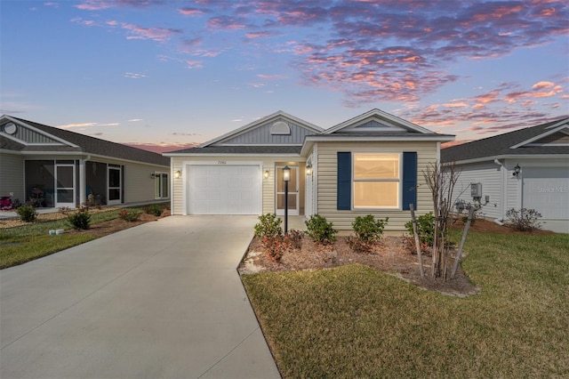 view of front facade featuring a garage and a yard