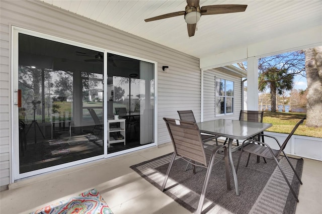 sunroom with ceiling fan