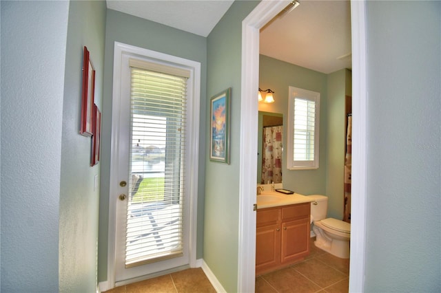 entryway featuring sink and light tile patterned floors