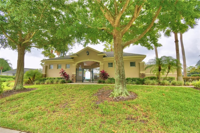 view of front facade featuring a front yard