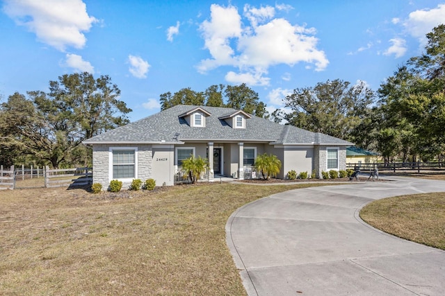 view of front of property featuring a front yard