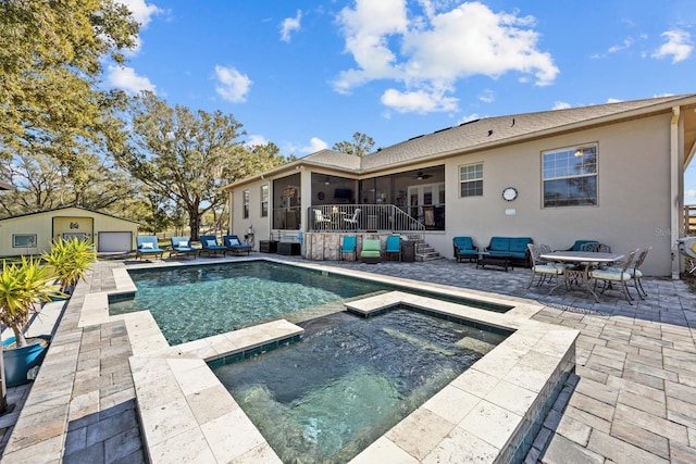 view of pool with an in ground hot tub, ceiling fan, an outdoor hangout area, and a patio