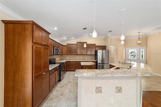 kitchen featuring an island with sink, appliances with stainless steel finishes, sink, and pendant lighting