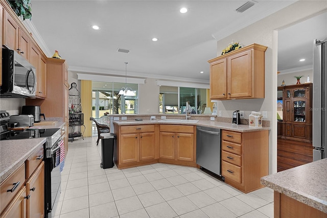 13914 SE 96th Cir, Summerfield, FL 34491 - kitchen featuring sink, ornamental molding, kitchen peninsula, pendant lighting, and stainless steel appliances