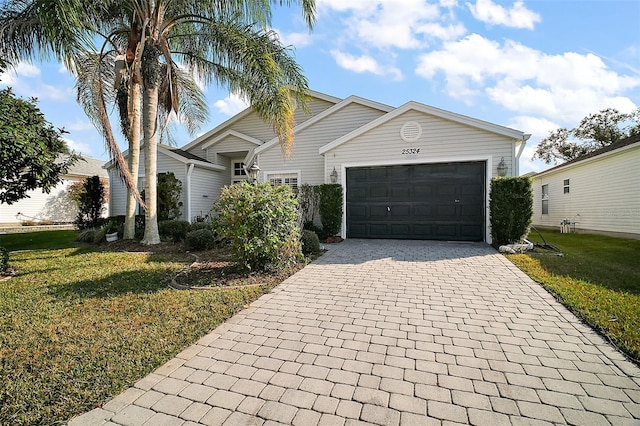 view of front facade featuring a garage and a front yard