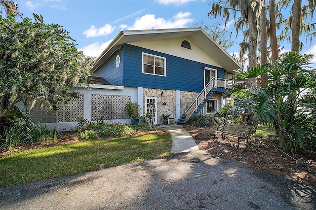 view of front of property with a front yard